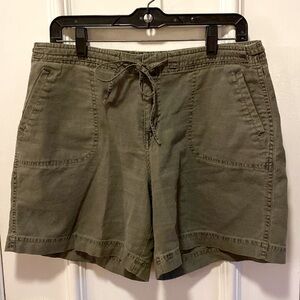White Sierra Green Shorts size 8
